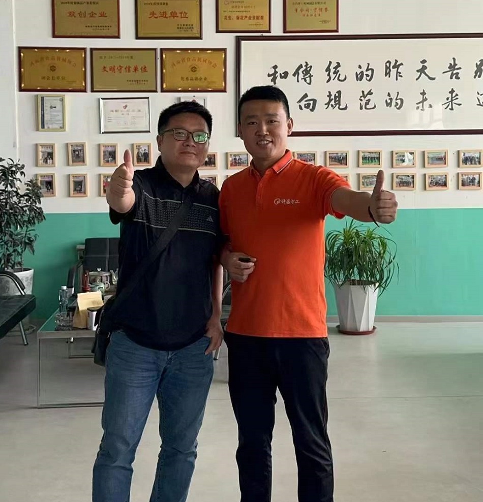 湖北客戶考察許昌智工中小型電磁炒貨機(jī)現(xiàn)場(chǎng)訂購(gòu) 湖北客戶考察許昌智工中小型電磁炒貨機(jī)現(xiàn)場(chǎng)訂購(gòu)