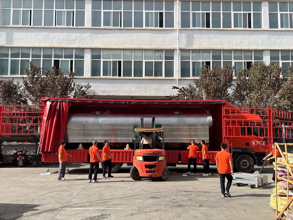 許昌智工八米電磁流水線炒腰果設(shè)備裝車發(fā)貨 許昌智工八米電磁流水線炒腰果設(shè)備裝車發(fā)貨
