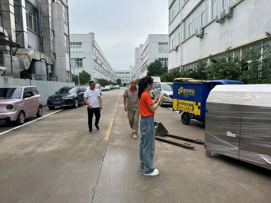 安徽老客戶來(lái)廠復(fù)購(gòu)7-10中型電磁炒貨機(jī)一臺(tái) 安徽老客戶來(lái)廠復(fù)購(gòu)7-10中型電磁炒貨機(jī)一臺(tái)